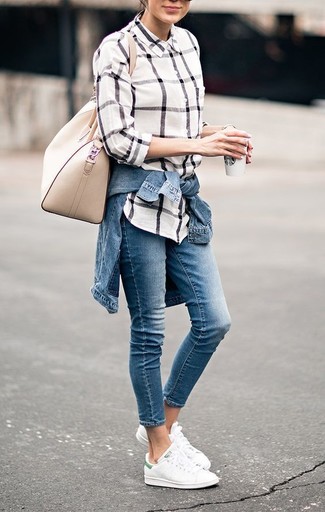 Какие джинсы носить с белыми низкими кедами в 30 лет женщине: Синяя джинсовая куртка и джинсы — прекрасная идея для несложного, но модного ансамбля. Что касается обуви, белые низкие кеды — самый выигрышный вариант.