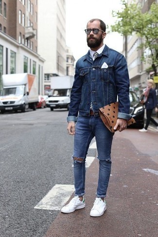 С чем носить темно-синие рваные джинсы мужчине лето в стиле кэжуал: Если ты наметил себе сумасшедший день, сочетание темно-синей джинсовой куртки и темно-синих рваных джинсов поможет составить комфортный образ в расслабленном стиле. Опасаешься выглядеть неаккуратно? Дополни этот образ бело-зелеными низкими кедами из плотной ткани. Такое сочетание вещей наверняка будет пользоваться у тебя спросом в знойные летние дни.