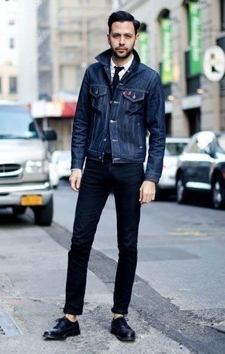 Как носить белую классическую рубашку с синей джинсовой курткой мужчине в теплую погоду в стиле смарт-кэжуал: Синяя джинсовая куртка в сочетании с белой классической рубашкой — необыденный вариант для работы в офисе. Опасаешься выглядеть несолидно? Заверши этот образ темно-синими кожаными туфлями дерби.