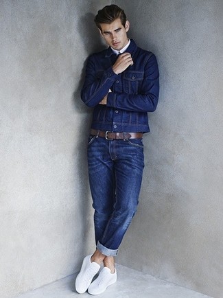 Модный лук: темно-синяя джинсовая куртка, белая классическая рубашка, темно-синие джинсы, белые низкие кеды