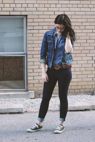 Как носить синие джинсы скинни с черными низкими кедами осень в стиле смарт-кэжуал: Поклонницам стиля кэжуал придется по душе лук из синей джинсовой куртки и синих джинсов скинни. Пара черных низких кед прекрасно гармонирует с остальными вещами из ансамбля. Остановив выбор на таком осеннем луке, будь уверена, ты будешь выглядеть неповторимо.
