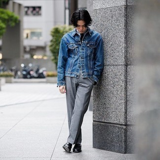 С чем носить синюю джинсовую куртку мужчине в теплую погоду в деловом стиле: Ты будешь выглядеть безукоризненно в синей джинсовой куртке и серых классических брюках. Очень выгодно здесь смотрятся черные кожаные лоферы.
