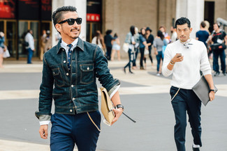 С чем носить бежевую сумку мужчине в деловом стиле: Черная джинсовая куртка и бежевая сумка — выбор парней, которые никогда не сидят на месте.
