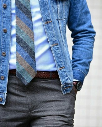 Модный лук: синяя джинсовая куртка, белая классическая рубашка в клетку, серые классические брюки в клетку, синий галстук в вертикальную полоску
