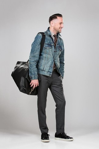 Какие классические брюки носить с темно-синей джинсовой курткой мужчине в теплую погоду: Сочетание темно-синей джинсовой куртки и классических брюк — превосходный пример делового городского стиля. Что касается обуви, можешь отдать предпочтение практичности и надеть на ноги черные кожаные низкие кеды.