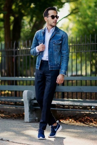 Как носить белую классическую рубашку с синей джинсовой курткой мужчине в стиле смарт-кэжуал: Если ты из той когорты джентльменов, которые разбираются в моде, тебе придется по душе сочетание синей джинсовой куртки и белой классической рубашки. Если ты не боишься рисковать, на ноги можно надеть синие кроссовки.