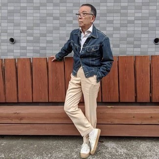 Какие классические рубашки носить с темно-синей джинсовой курткой за 60 лет мужчине: Темно-синяя джинсовая куртка и классическая рубашка — отличный вариант для поклонников дресс-кода smart casual. Чтобы привнести в лук толику непринужденности , на ноги можно надеть белые низкие кеды из плотной ткани.