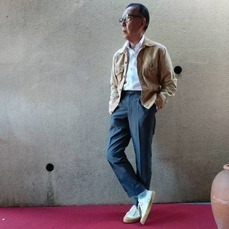 С чем носить голубые носки за 60 лет мужчине: Сочетание светло-коричневой джинсовой куртки и голубых носков - очень практично, и поэтому идеально подходит для повседневой носки. Хотел бы сделать лук немного строже? Тогда в качестве обуви к этому луку, выбери белые низкие кеды из плотной ткани.