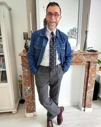 С чем носить темно-синюю джинсовую куртку за 50 лет мужчине в деловом стиле: Темно-синяя джинсовая куртка и темно-серые классические брюки — это один из тех мужских луков, от которого у девушек просто захватывает дух. В паре с этим образом наиболее уместно смотрятся темно-коричневые кожаные лоферы.