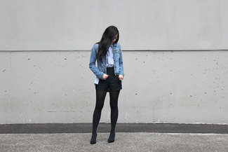 Какие шорты носить с синей джинсовой курткой в 30 лет женщине: Синяя джинсовая куртка в паре с шортами продолжает покорять сердца девушек. В тандеме с этим луком великолепно будут смотреться черные замшевые туфли.