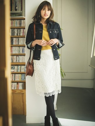 С чем носить белую юбку-карандаш в теплую погоду: Темно-синяя джинсовая куртка и белая юбка-карандаш — отличная идея для простого, но стильного лука. Очень неплохо здесь будут смотреться черные замшевые ботильоны.