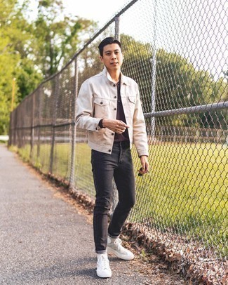 Какие джинсовые куртки носить с бело-черными высокими кедами мужчине в теплую погоду в стиле кэжуал: Джинсовая куртка в сочетании с темно-серыми джинсами — превосходный вариант для создания мужского лука в стиле элегантной повседневности. Ты можешь легко приспособить такой ансамбль к повседневным реалиям, завершив его бело-черными высокими кедами.