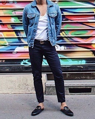 Какие майки носить с синей джинсовой курткой мужчине лето: Сочетание синей джинсовой куртки и майки позволит реализовать в твоем образе городской стиль современного парня. Не прочь сделать ансамбль немного строже? Тогда в качестве обуви к этому луку, стоит выбрать черные кожаные лоферы. Переносить нестерпимую летнюю жару в таком луке будет намного проще.