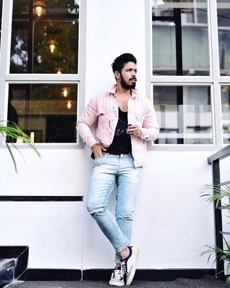 Какие джинсы носить с розовой джинсовой курткой в 30 лет мужчине: Если ты наметил себе насыщенный день, сочетание розовой джинсовой куртки и джинсов позволит создать функциональный образ в стиле casual. В сочетании с этим ансамблем гармонично будут смотреться бело-темно-синие низкие кеды из плотной ткани.