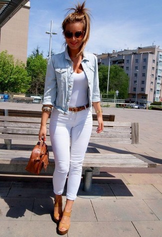 Модный лук: голубая джинсовая куртка, белая майка, белые джинсы скинни, светло-коричневые кожаные босоножки на танкетке