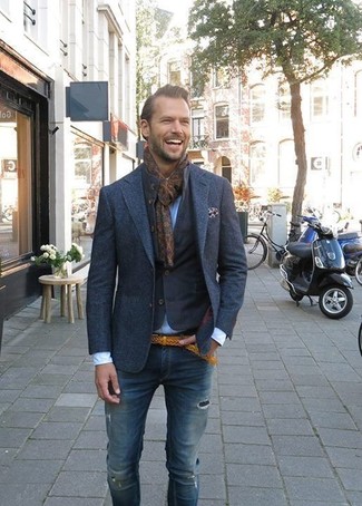 С чем носить горчичный плетеный ремень в 30 лет мужчине: Темно-синяя джинсовая куртка и горчичный плетеный ремень — прекрасный вариант для веселого выходного дня.