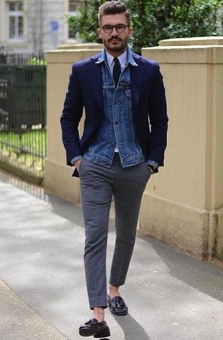 С чем носить темно-синюю джинсовую куртку мужчине осень в деловом стиле: Несмотря на то, что это достаточно консервативный образ, тандем темно-синей джинсовой куртки и темно-серых шерстяных классических брюк приходится по вкусу стильным молодым людям, покоряя при этом сердца прекрасных дам. Если говорить об обуви, темно-коричневые кожаные лоферы с кисточками являются замечательным выбором. Разве это не классная задумка в прохладную осеннюю погоду?