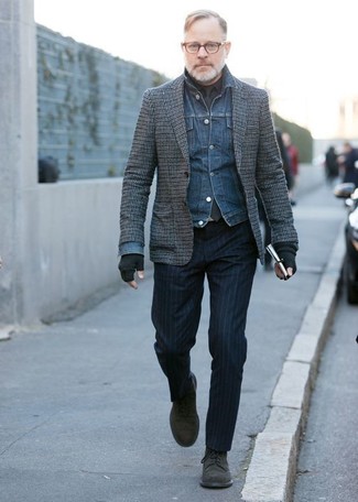 Какие джинсовые куртки носить с темно-серым пиджаком за 40 лет мужчине осень в стиле смарт-кэжуал: Скопировать такой образ из джинсовой куртки и темно-серого пиджака легко, главное - помнить о правильных пропорциях. Не прочь добавить сюда толику классики? Тогда в качестве обуви к этому образу, обрати внимание на черные замшевые туфли дерби. Такое сочетание вещей обязательно будет у тебя одним из самых любимых в межсезонье.