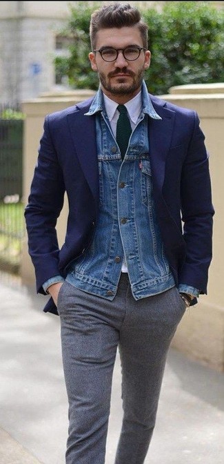 С чем носить синюю джинсовую куртку в 30 лет мужчине в теплую погоду в деловом стиле: Любой парень будет выглядеть с иголочки в синей джинсовой куртке и серых шерстяных классических брюках.