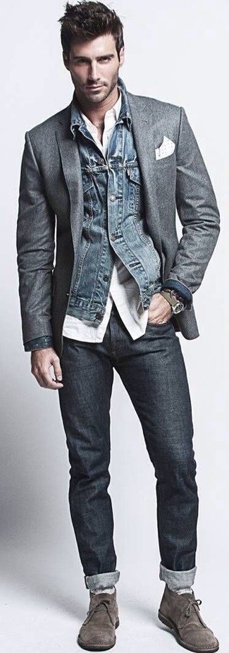 Как носить темно-серый шерстяной пиджак с синими зауженными джинсами мужчине осень: Темно-серый шерстяной пиджак и синие зауженные джинсы украсят гардероб любого парня. В этот лук очень просто интегрировать пару темно-серых замшевых ботинок дезертов. нескучный.u1 и стильный лук — это то, что нужно в унылый осенний день.