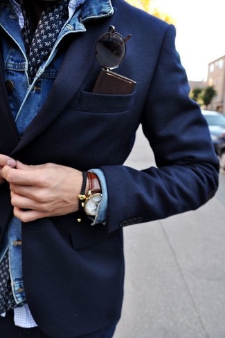 С чем носить рубашку с длинным рукавом в клетку мужчине осень: Образ из рубашки с длинным рукавом в клетку и синей джинсовой куртки — прекрасный пример современного городского стиля. Само собой разумеется, подобное сочетание станет превосходной идеей для осенней погоды.