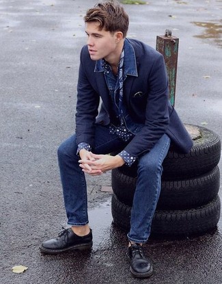 Какие зауженные джинсы носить с темно-синим пиджаком мужчине в стиле смарт-кэжуал: Образ из темно-синего пиджака и зауженных джинсов поможет выглядеть аккуратно, а также подчеркнуть твой индивидуальный стиль. Хотел бы сделать образ немного строже? Тогда в качестве дополнения к этому ансамблю, стоит обратить внимание на темно-синие кожаные туфли дерби.