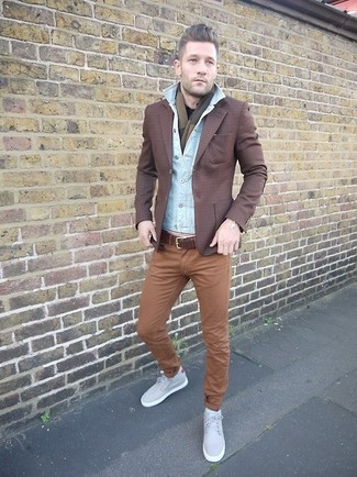 Какие джинсовые куртки носить с коричневым пиджаком мужчине в теплую погоду: Если ты принадлежишь к той немногочисленной категории джентльменов, неплохо ориентирующихся в трендах, тебе придется по вкусу сочетание джинсовой куртки и коричневого пиджака. Тебе нравятся смелые решения? Можешь закончить свой образ серыми низкими кедами.