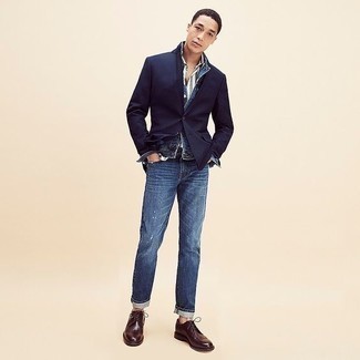Как носить джинсовую куртку с туфлями дерби: Если в одежде ты ценишь комфорт и практичность, джинсовая куртка и синие рваные джинсы — отличный вариант для стильного повседневного мужского ансамбля. Туфли дерби добавят луку нотки классики.