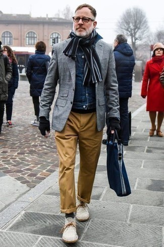 С чем носить темно-сине-белый шарф в вертикальную полоску мужчине осень: Если в одежде ты ценишь удобство и функциональность, темно-синяя джинсовая куртка и темно-сине-белый шарф в вертикальную полоску — прекрасный выбор для расслабленного повседневного мужского ансамбля. И почему бы не привнести в повседневный образ немного стильной строгости с помощью белых кожаных ботинок дезертов? Как нам кажется, это классная задумка в пасмурную погоду.