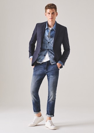Как носить джинсовую куртку с плимсоллами мужчине в стиле смарт-кэжуал: Дуэт джинсовой куртки и темно-синих джинсов позволит выглядеть стильно, но при этом выразить твою индивидуальность. В качестве завершения этого ансамбля здесь напрашиваются плимсоллы.