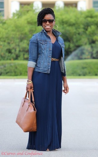 С чем носить светло-коричневый замшевый ремень женщине в теплую погоду в стиле кэжуал: Синяя джинсовая куртка и светло-коричневый замшевый ремень — прекрасная формула для создания стильного и удобного наряда.