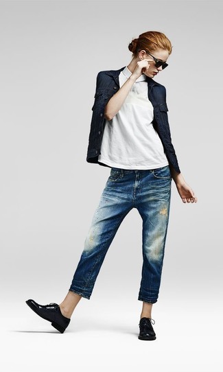 Как носить темно-синюю джинсовую куртку с темно-синими джинсами женщине весна в спортивном стиле: Темно-синяя джинсовая куртка и темно-синие джинсы помогут создать простой и удобный образ для выходного в парке или шоппинга. Хочешь добавить сюда толику эффектности? Тогда в качестве обуви к этому ансамблю, стоит обратить внимание на черные кожаные оксфорды. Несомненно, такой наряд будет смотреться идеально весной.