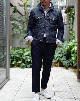 Какие джинсовые куртки носить с темно-синими брюками чинос в стиле кэжуал: Джинсовая куртка и темно-синие брюки чинос — неотъемлемые вещи в гардеробе мужчин с чувством стиля. Поклонники незаезженных сочетаний могут дополнить лук белыми низкими кедами из плотной ткани.