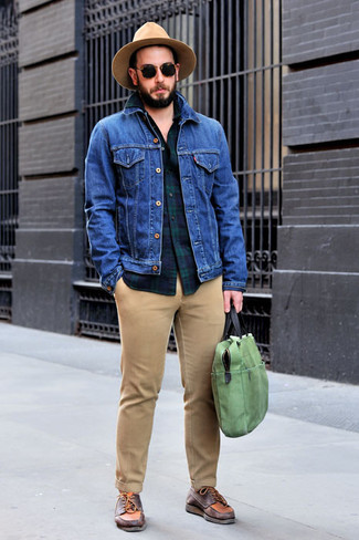 С чем носить мятную кожаную сумку почтальона в стиле кэжуал: Сочетание синей джинсовой куртки и мятной кожаной сумки почтальона - очень практично, и поэтому идеально для повседневой носки. Если тебе нравится применять в своих образах разные стили, на ноги можно надеть темно-красные кожаные топсайдеры.