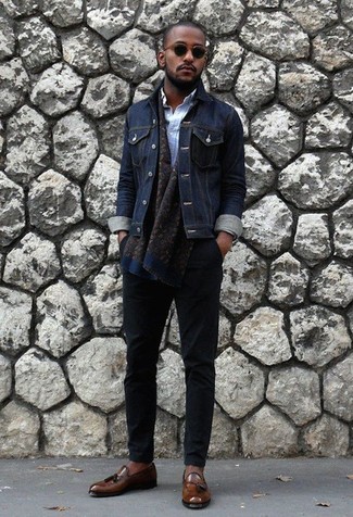 Как носить темно-синюю джинсовую куртку с черными брюками чинос весна: Если превыше всего ты ценишь удобство и практичность, тебе понравится это сочетание темно-синей джинсовой куртки и черных брюк чинос. Любители экспериментировать могут дополнить образ темно-коричневыми кожаными лоферами с кисточками, тем самым добавив в него чуточку изысканности. Когда зимний сезон сменяется весной, мы сбрасываем тяжелые дубленки и толстые куртки и начинаем поиски новых и по-весеннему стильных тенденций. Такой лук станет хорошим источником стильного вдохновения.