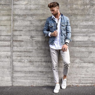 Какие джинсовые куртки носить с бело-темно-синей рубашкой с длинным рукавом мужчине: Дуэт джинсовой куртки и бело-темно-синей рубашки с длинным рукавом поможет выглядеть стильно, но при этом подчеркнуть твою индивидуальность. Такой образ несложно адаптировать к повседневным реалиям, если надеть в паре с ним белые кожаные низкие кеды.