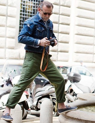Какие брюки чинос носить с темно-сине-белыми топсайдерами за 50 лет: Синяя джинсовая куртка и брюки чинос прочно закрепились в гардеробе современных джентльменов, помогая создавать яркие и стильные луки. Темно-сине-белые топсайдеры гармонично впишутся в лук.