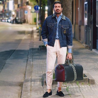 С чем носить ярко-розовые брюки мужчине в стиле смарт-кэжуал: Темно-синяя джинсовая куртка и ярко-розовые брюки надежно обосновались в гардеробе многих джентльменов, помогая создавать яркие и функциональные луки. Закончив образ черными замшевыми лоферами с кисточками, можно получить потрясающий результат.
