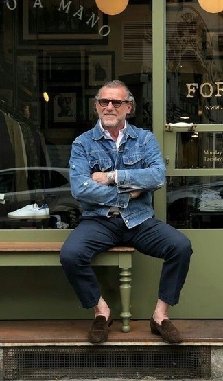 С чем носить темно-коричневую обувь за 60 лет мужчине в стиле смарт-кэжуал: Синяя джинсовая куртка и темно-синие брюки чинос — прекрасный вариант, если ты хочешь создать простой, но в то же время стильный мужской лук. Хотел бы привнести сюда нотку классики? Тогда в качестве дополнения к этому луку, выбирай темно-коричневые замшевые лоферы.