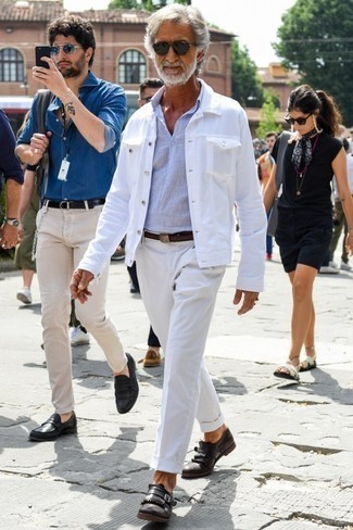 С чем носить белую джинсовую куртку за 60 лет мужчине лето: Создав лук из белой джинсовой куртки и белых брюк чинос, можно спокойно отправляться на свидание с девушкой или вечер с друзьями в непринужденной обстановке. Хотел бы сделать лук немного элегантнее? Тогда в качестве дополнения к этому образу, стоит обратить внимание на темно-коричневые кожаные монки. Отличный выбор на лето.