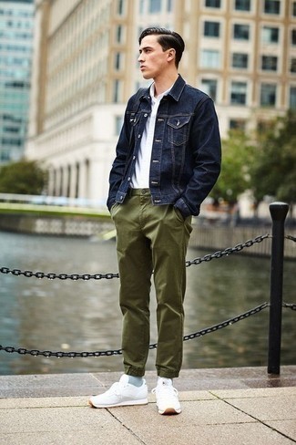 Как носить кроссовки с джинсовой курткой мужчине: Если в одежде ты ценишь удобство и практичность, попробуй такое сочетание джинсовой куртки и оливковых брюк чинос. Что касается обуви, можно отдать предпочтение функциональности и надеть кроссовки.