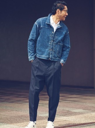 Как носить джинсовую куртку с рубашкой с длинным рукавом за 40 лет мужчине лето: Джинсовая куртка и рубашка с длинным рукавом прочно закрепились в гардеробе многих молодых людей, позволяя создавать потрясающие и функциональные ансамбли. Ты можешь легко адаптировать такой лук к повседневным условиям городской жизни, закончив его белыми кожаными низкими кедами со звездами. Как нам кажется, это крайне удобное и простое сочетание для лета.