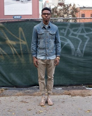 С чем носить светло-коричневую обувь в 20 лет мужчине: Синяя джинсовая куртка будет выглядеть идеально в сочетании со светло-коричневыми брюками чинос. Светло-коричневые замшевые низкие кеды привнесут в образ немного беззаботства.