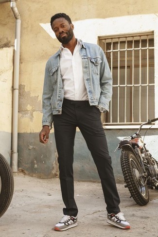 Как носить брюки чинос с джинсовой курткой в стиле кэжуал: Образ из джинсовой куртки и брюк чинос поможет создать интересный мужской образ в непринужденном стиле. Если ты не боишься экспериментировать, на ноги можно надеть бело-черные кроссовки.