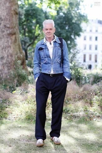С чем носить синюю джинсовую куртку за 60 лет мужчине: Синяя джинсовая куртка и темно-синие брюки чинос — необходимые вещи в гардеробе стильного джентльмена. Если тебе нравится рисковать, на ноги можешь надеть бело-красные кожаные низкие кеды.