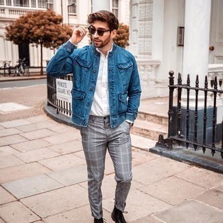 С чем носить синюю джинсовую куртку мужчине: Если ты любишь одеваться с иголочки, чувствуя себя при этом комфортно и уверенно, примерь на себя это сочетание синей джинсовой куртки и серых брюк чинос в шотландскую клетку. Толику стильной строгости и классики луку добавит пара темно-коричневых кожаных повседневных ботинок.