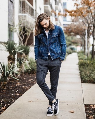 Какие низкие кеды носить с темно-синей джинсовой курткой мужчине: Дуэт темно-синей джинсовой куртки и темно-серых шерстяных брюк чинос поможет создать необычный мужской образ в стиле casual. Этот лук органично дополнят низкие кеды.
