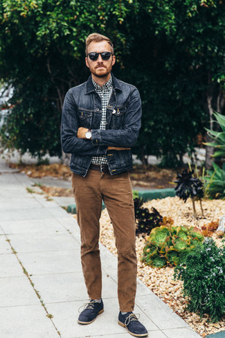 С чем носить темно-коричневые джинсы в 30 лет мужчине лето в стиле кэжуал: Темно-синяя джинсовая куртка и темно-коричневые джинсы — прекрасный образ, если ты ищешь раскованный, но в то же время стильный мужской образ. Пара темно-синих замшевых ботинок дезертов позволит сделать лук более законченным. Весьма подходящий выбор на теплую летнюю погоду.