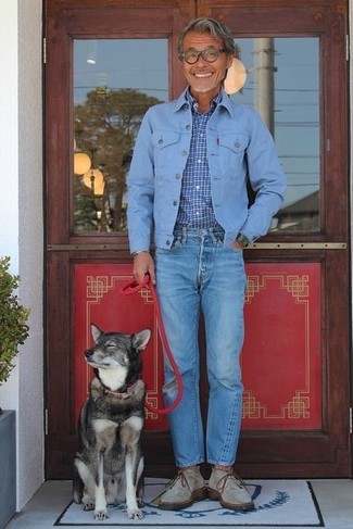 С чем носить серые замшевые ботинки дезерты за 60 лет: Дуэт голубой джинсовой куртки и синих джинсов поможет создать нескучный мужской образ в стиле casual. В сочетании с этим ансамблем идеально будут выглядеть серые замшевые ботинки дезерты.