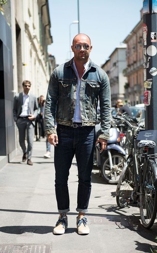 Как носить темно-синие джинсы с темно-синей джинсовой курткой за 40 лет мужчине лето: Темно-синяя джинсовая куртка в сочетании с темно-синими джинсами без сомнений будет обращать на себя внимание красивых барышень. Такой ансамбль несложно адаптировать к повседневным условиям городской жизни, если надеть в сочетании с ним бежевые высокие кеды из плотной ткани. Разумеется, такой ансамбль будет классным выбором в жаркий день.